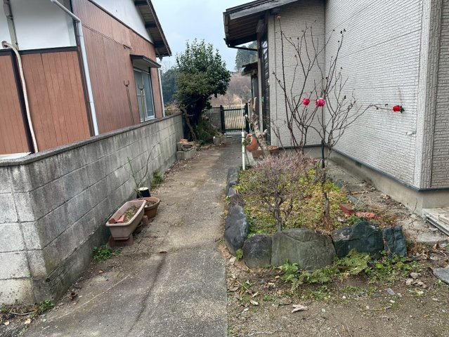 船木　中古戸建の庭|庭スペースを活かして、外観を自分好みに彩るガーデニングも楽しめる環境です。