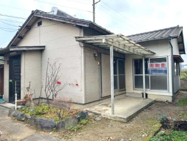船木　中古戸建の外観|【外観】50坪超の敷地に佇む、趣のある平屋です。駐車2台可能なスペースを確保しており、お車中心の生活にもしっかり対応。旗竿地のため通りからの視線が気にならず、静かな環境で落ち着いた暮らしが叶います。