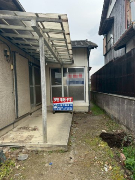 船木　中古戸建の庭|南側に物干しスペースがあります。旗竿地で奥まった敷地なので通りからの視線が気にならず、静かな環境で落ち着いた暮らしが叶います。