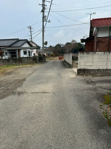 船木　中古戸建の前面道路含む現地写真|【前面道路】西側接道を北向きに撮影。道路幅員は約2.7m。