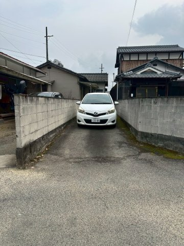 船木　中古戸建の前面道路含む現地写真|駐車2台可能なスペースを確保しており、お車中心の生活にもしっかり対応。旗竿地のため通りからの視線が気にならず、静かな環境で落ち着いた暮らしが叶います。