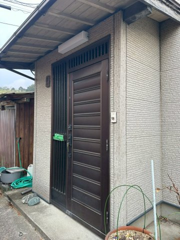 船木　中古戸建の玄関|玄関外にも電気がついているので、暗い中での出入りも安心です。