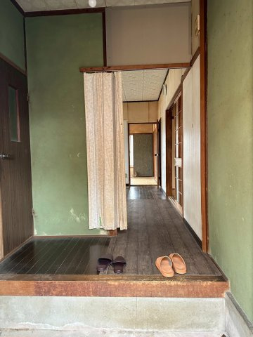 船木　中古戸建の内装|玄関からダイニングキッチンが見えるので、家族が安心して帰宅できます。カーテンで仕切れるのでプライベートな空間を確保する事も出来ます。