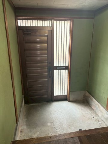船木　中古戸建の玄関|広めの玄関土間で出入りしやすく、外用の荷物も置ける余裕があります。