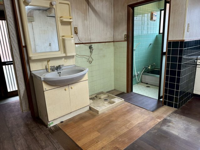 船木　中古戸建の洗面所|洗面台、洗濯機置き場もついており、水回りが同スペースに配置されているため、身支度や家事の動線がコンパクトに集約。朝の忙しい時間帯もスムーズに動けるのが利点です。