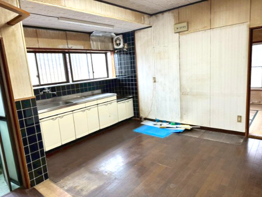 船木　中古戸建のキッチン|家族との団らんや食事を楽しめるダイニングスペース。ダイニングを中心に各部屋へアクセスしやすく、日々の家事が円滑に進みます。シンプルな構造ゆえにカスタマイズしやすく、自分流に整えられる間取り。
