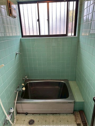 船木　中古戸建の浴室|【浴室】窓から自然光が入り、湿気対策もスムーズに行える浴室です。換気がしっかりできるため、毎日気持ちよく入浴できます。プライベートな空間で、静かに身体を休めるひとときを過ごせる場所です。