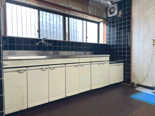 船木　中古戸建のキッチン|【キッチン】明るい光が差し込む窓付きのキッチン。手元が明るいため調理作業がスムーズに進みます。窓を開ければ心地よい風が通り抜け、湿気やニオイがこもりにくい快適な空間を維持できます。