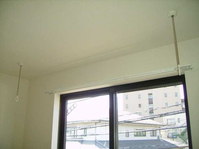 メゾンドボナールの居間・リビング|★雨でも安心！室内物干フック★