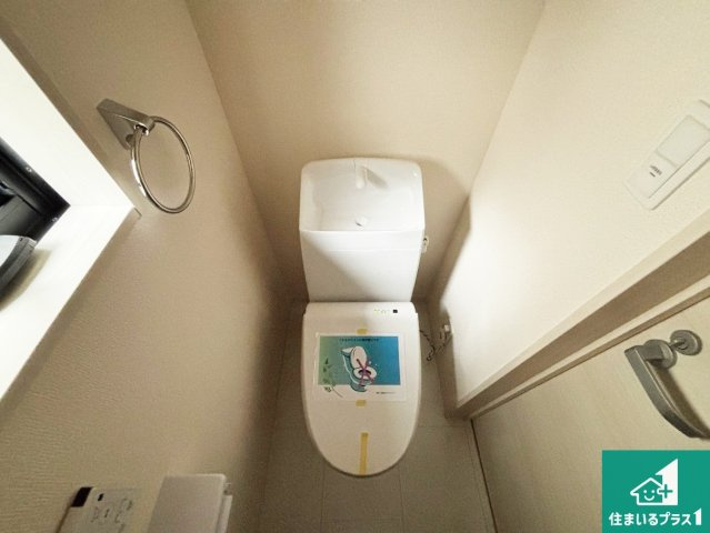 茨木市上野町　第7期　新築一戸建てのトイレ|1・2階の2ヶ所にあるので、朝の忙しい時間の順番待ちもなく、深夜の利用にも大変便利です。