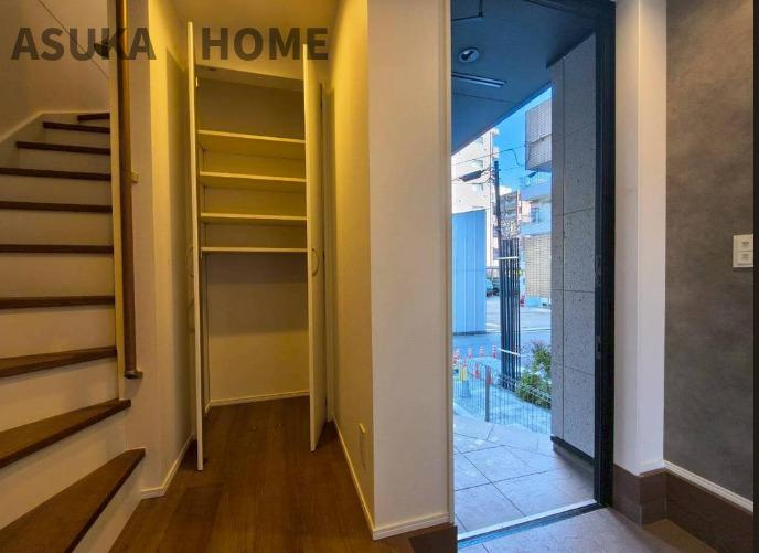 西区浅間町２丁目の玄関|玄関の収納庫の様子です。玄関周りがすっきりと片付きますね。