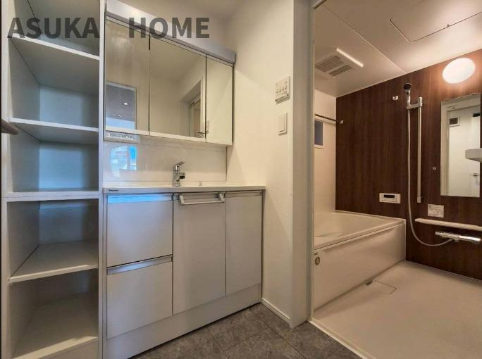 西区浅間町２丁目の独立洗面台|洗面室の様子です。収納もたっぷりとってあり使い勝手がよさそうな洗面室です。お風呂との段差もありません