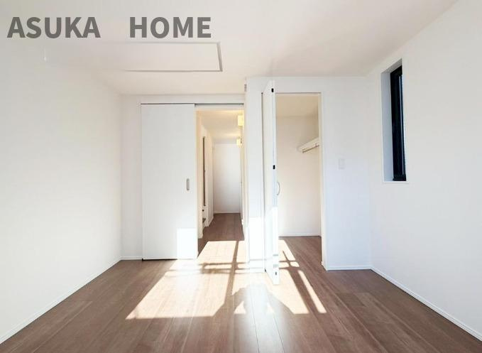 西区浅間町２丁目の洋室|ウオークインクローゼットと、5.8帖洋室になります。明るい陽が差し込んでいます。