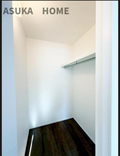 西区浅間町２丁目の洋室|３階のウオークインクローゼットの様子です。これだけの収納があればお部屋をすっきり使えそうですね。