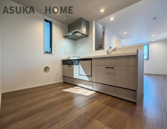 西区浅間町２丁目のキッチン|対面式のシステムキッチンです。キッチンも広いですね。