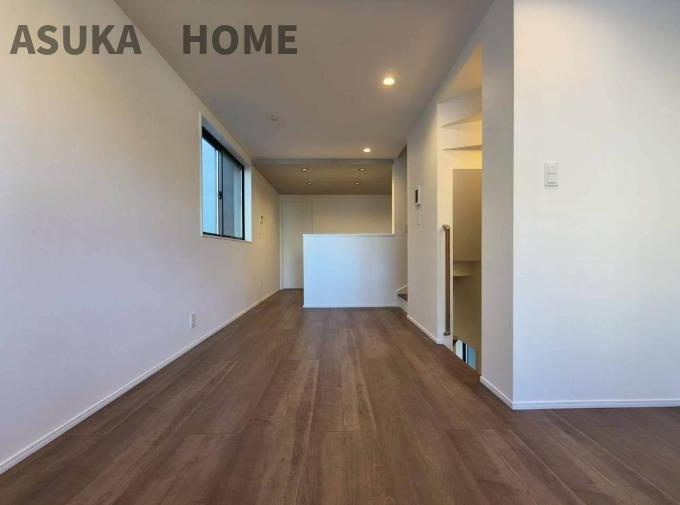 西区浅間町２丁目の居間・リビング|対面式のキッチンで、ご家族の様子が見渡せます。