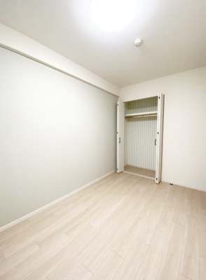 【洋室】 | 六甲桜丘ハイツ | 6.1帖の洋室は収納付き