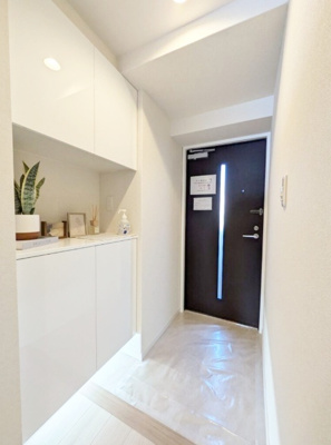 【玄関】 | 六甲桜丘ハイツ | 収納力の高いシューズボックス付き