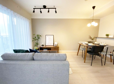 【居間・リビング】 | 六甲桜丘ハイツ | 2026年1月家具・照明器具・小物付のデザインリノベーション物件のため、すぐに生活ができます♪