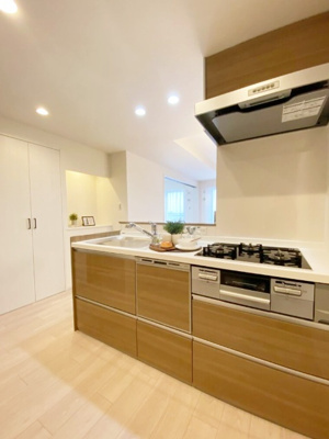 【キッチン】 | 六甲桜丘ハイツ | 食洗機は手洗いよりも時間の節約ができるので、子育てや家事で忙しい家庭の見方です