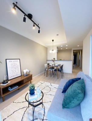 【居間・リビング】 | 六甲桜丘ハイツ | 南面バルコニーに面した明るいリビング