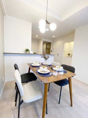 【居間・リビング】 | 六甲桜丘ハイツ | 料理をしながらリビングで遊ぶお子様の様子を見守ることができる対面式キッチン