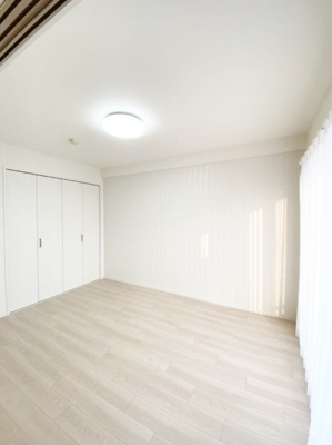 【洋室】 | 六甲桜丘ハイツ | リビング側の扉を開放すると18帖の広々空間