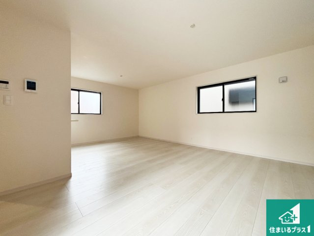 茨木市上野町　第7期　新築一戸建ての居間・リビング|日当たり良好の明るいリビングで朝の目覚めもスッキリできそう！対面キッチンでご家族のコミュニケーションも自然と増える設計！小さなお子様が遊ぶスペースを作っても広々とくつろげるLDK！