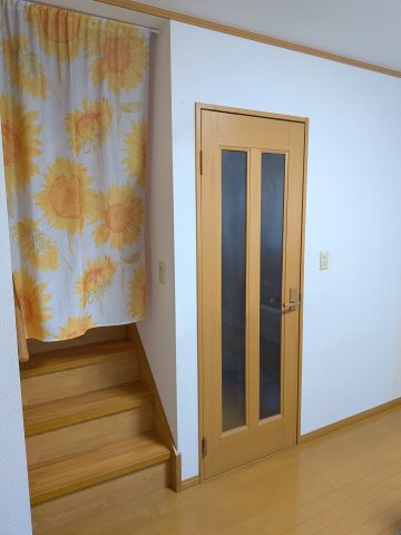 【居間・リビング】 | 茅ヶ崎市西久保　中古戸建 | １階　正面ドアは玄関へ