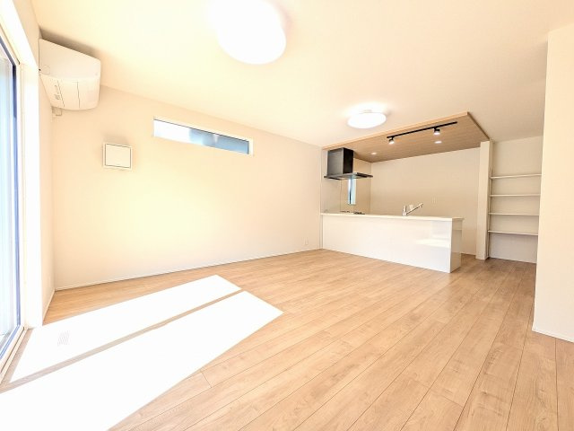 八王子市　四谷町　新築一戸建て　１期の居間・リビング|～16.6帖の明るいLDKで、家族団欒の時間をお過ごしいただけます～