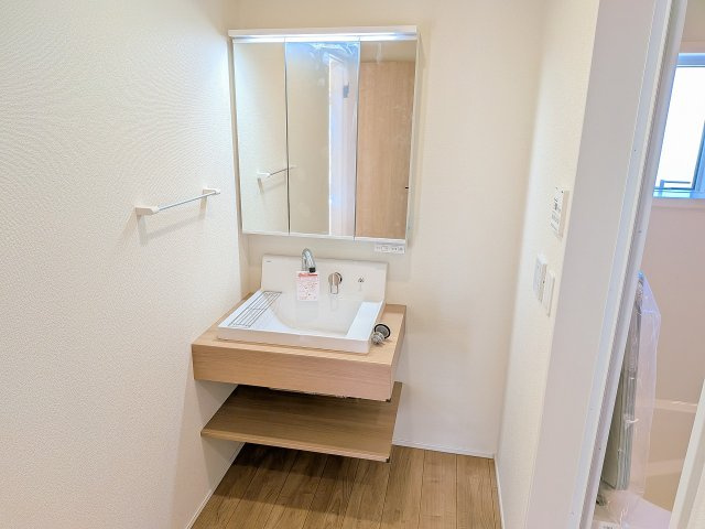八王子市　四谷町　新築一戸建て　１期の独立洗面台|～３面鏡付きの独立洗面台　細々している物をスッキリ収納出来ます～
