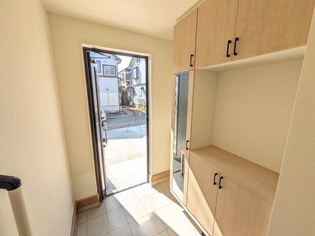 八王子市　四谷町　新築一戸建て　１期の玄関|～姿見付き、コの字型のシューズボックス～