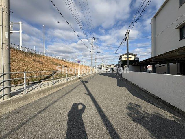 【周辺】 | 小・中学校近く、コンビニ（徒歩６分）暮らしやすさも魅力の一つ！
内見ご希望の際は、お気軽にお問い合わせ下さいね♪