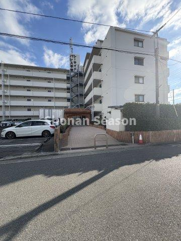 【外観】 | 目の前に広がるオーシャンビューが魅力的！小・中学校近く、コンビニ（徒歩６分）暮らしやすさも魅力の一つ！
海岸まで（徒歩１分）海のアクティビティが満喫できる、新規リノベマンション（R7.5月）です♪　
