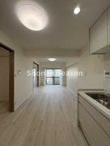 【居間・リビング】 | 団らん時間はもちろん、思い思いに充実した時間が過ごせる広々リビングです♪