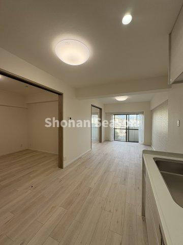 【居間・リビング】 | 大型家具・家電を置いてもスペース十分！
お子さまがのびのび走り回れますよ♪