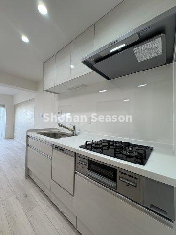 【キッチン】 | 食後の家事負担が軽減できる「食洗機」搭載！
吊戸棚付きで、キッチン周りがすっきり片付きますよ♪