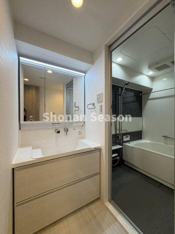 【独立洗面台】 | ミラー裏部分にも収納スペースを確保！
ケア用品が片付きますよ♪