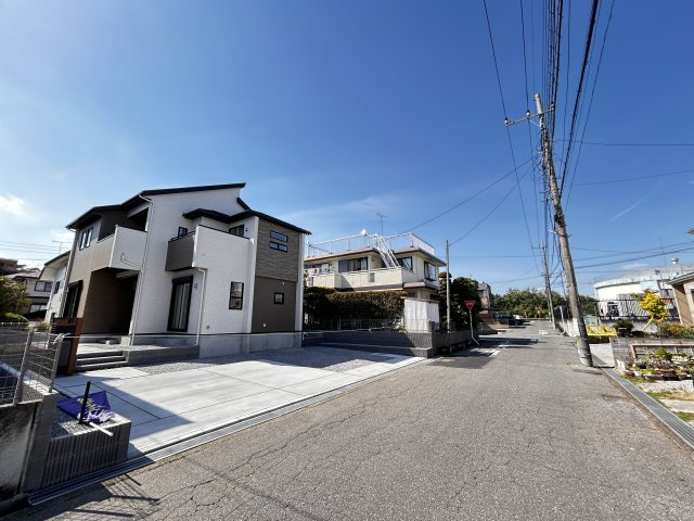  の前面道路含む現地写真|東側幅員6ｍ公道に面し、敷地ゆとりの63坪超え！
ライフスタイルや家族構成の変化・多様性によって、暮らし方や住み方を変えることができる間取りプランです。
※2026年5月撮影