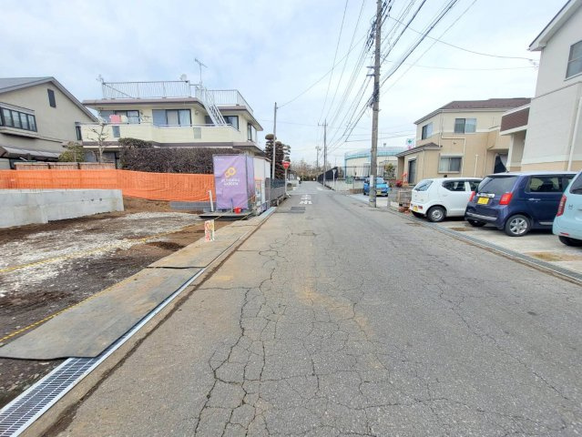  の前面道路含む現地写真|〇只今建築中〇
前面道路はゆとりの6ｍ幅。
車の出し入れもスムーズで、来客時も安心♪
カースペース4台分ございます！
※2026年2月撮影
