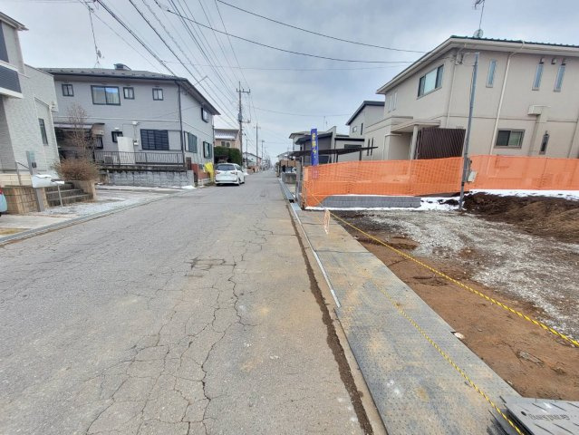  の前面道路含む現地写真|〇只今建築中〇
駅チカながら駐車スペース4台並列可能！
ゆとりのある駐車スペース付きで、毎日の出入りもスムーズにできます♪
※2026年2月撮影