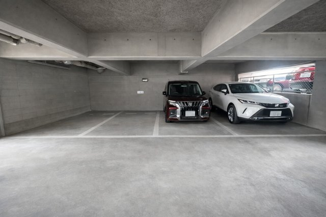 エクセレンス新栄の駐車場