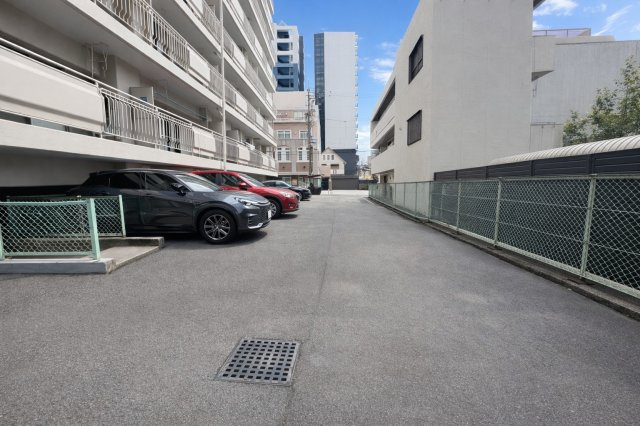 エクセレンス新栄の駐車場