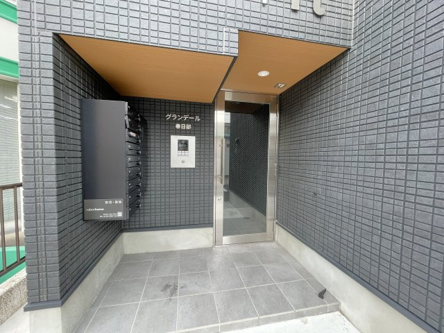 グランデール春日部のエントランス