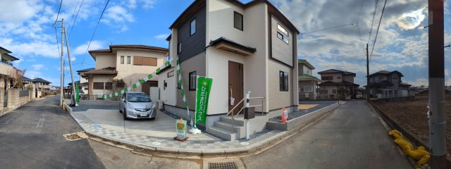 水戸市元吉田町４期の前面道路含む現地写真|窓付きの階段は明るく、手すり付きで小さなお子様でも安心です