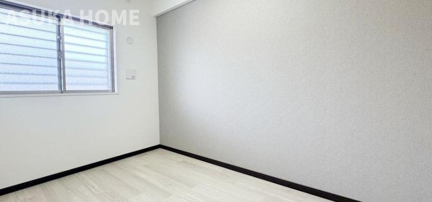 クオス鴨居Ⅱレジデンシャルステージの洋室|落ち着いたカラーで仕上げられたリフォーム部屋は家具などの色にも困らないですね。