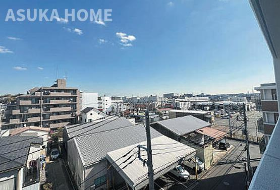 クオス鴨居Ⅱレジデンシャルステージの展望|東向きバルコニーは朝から差し込む光が柔らかく展望も◎ガーデニングも楽しめそうですね。；