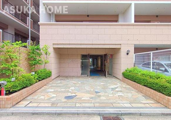クオス鴨居Ⅱレジデンシャルステージのエントランス|美しく清潔に保たれている管理良いエントランスは、つい客人も呼びたくなる外観ですね。