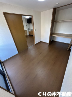 【寝室】 | リヴェールコート D棟 | 開放的な寝室です