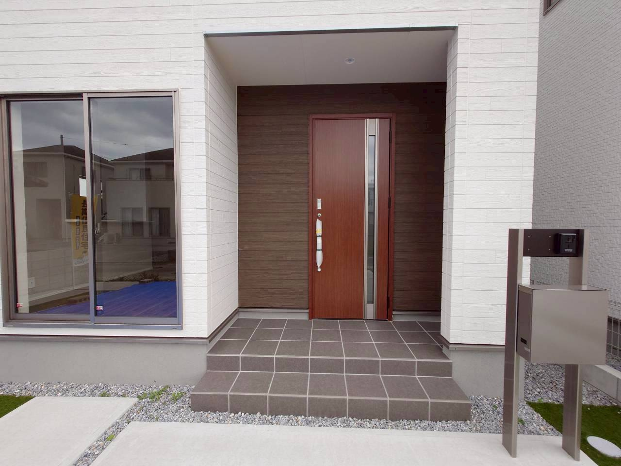 ■■西原町小那覇－②号棟の玄関